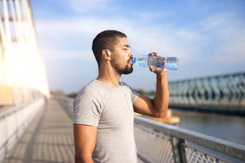 beneficios de tomar agua